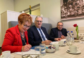 Frau Dr. Michaela Krone unterzeichnet den Kooperationsvertrag