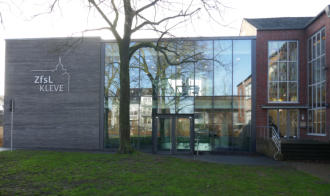 Das gläserne-zweistöckige Gebäude lässt Einblicke zu. Einblick macht Offenheit und Offenheit lädt ein